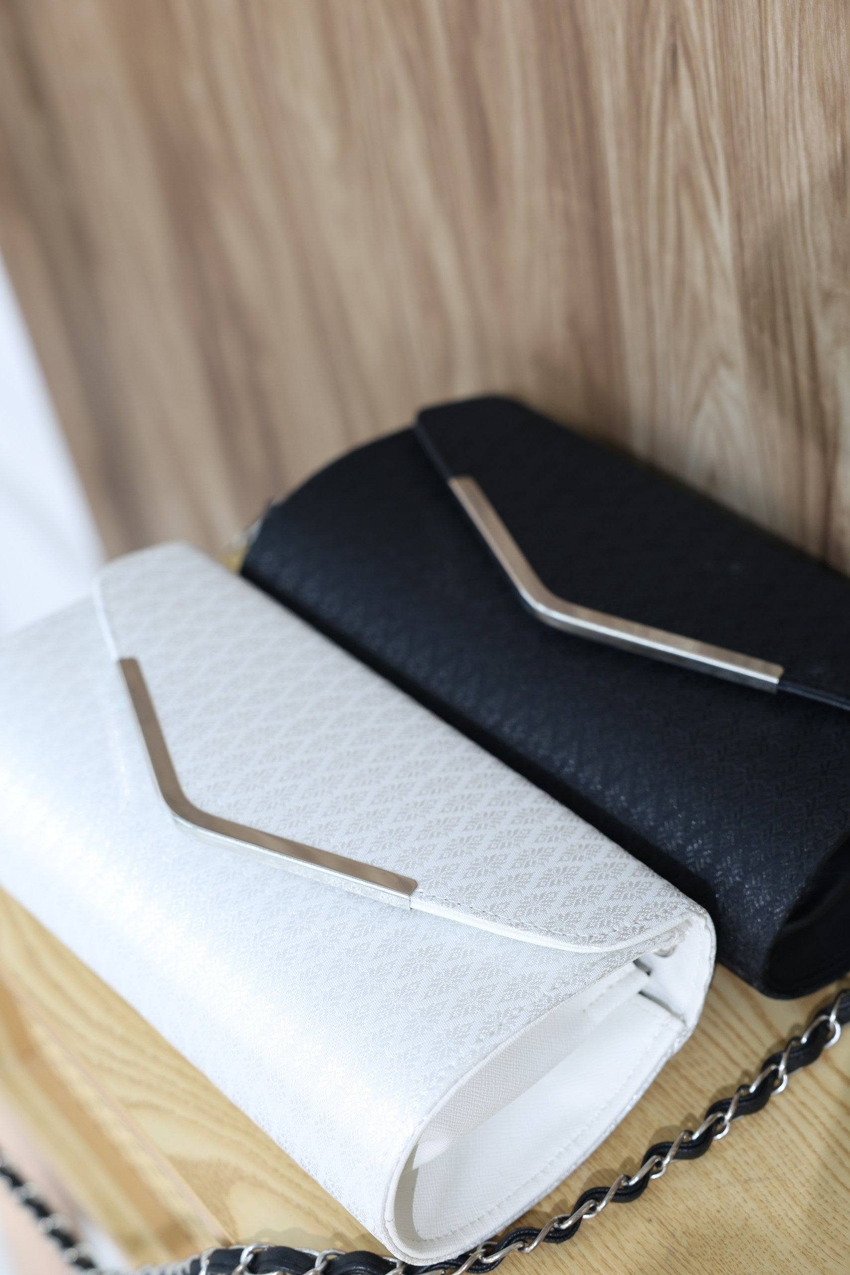 Mai Pouch Clutch (black)