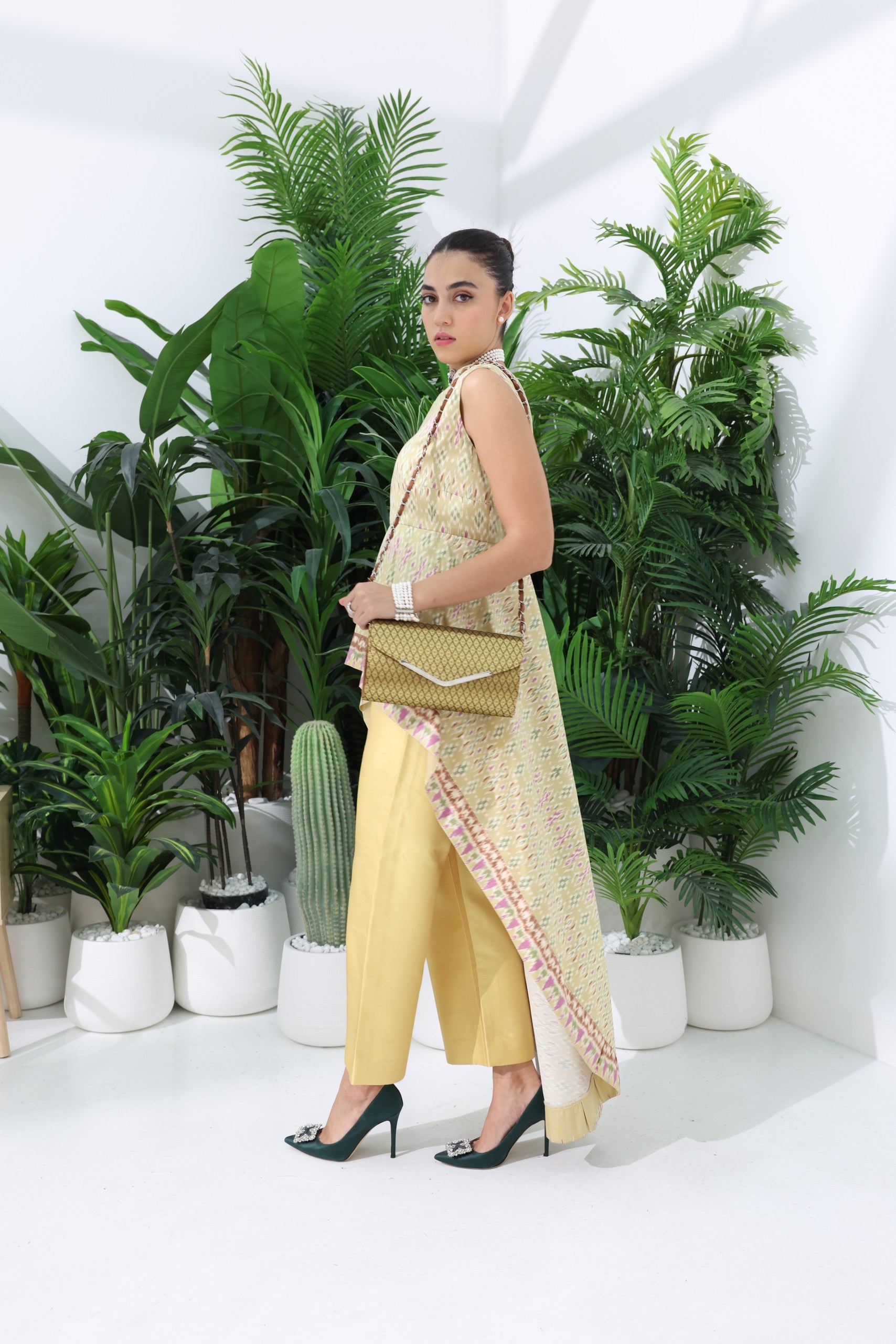 Mai Pouch Clutch (Gold)