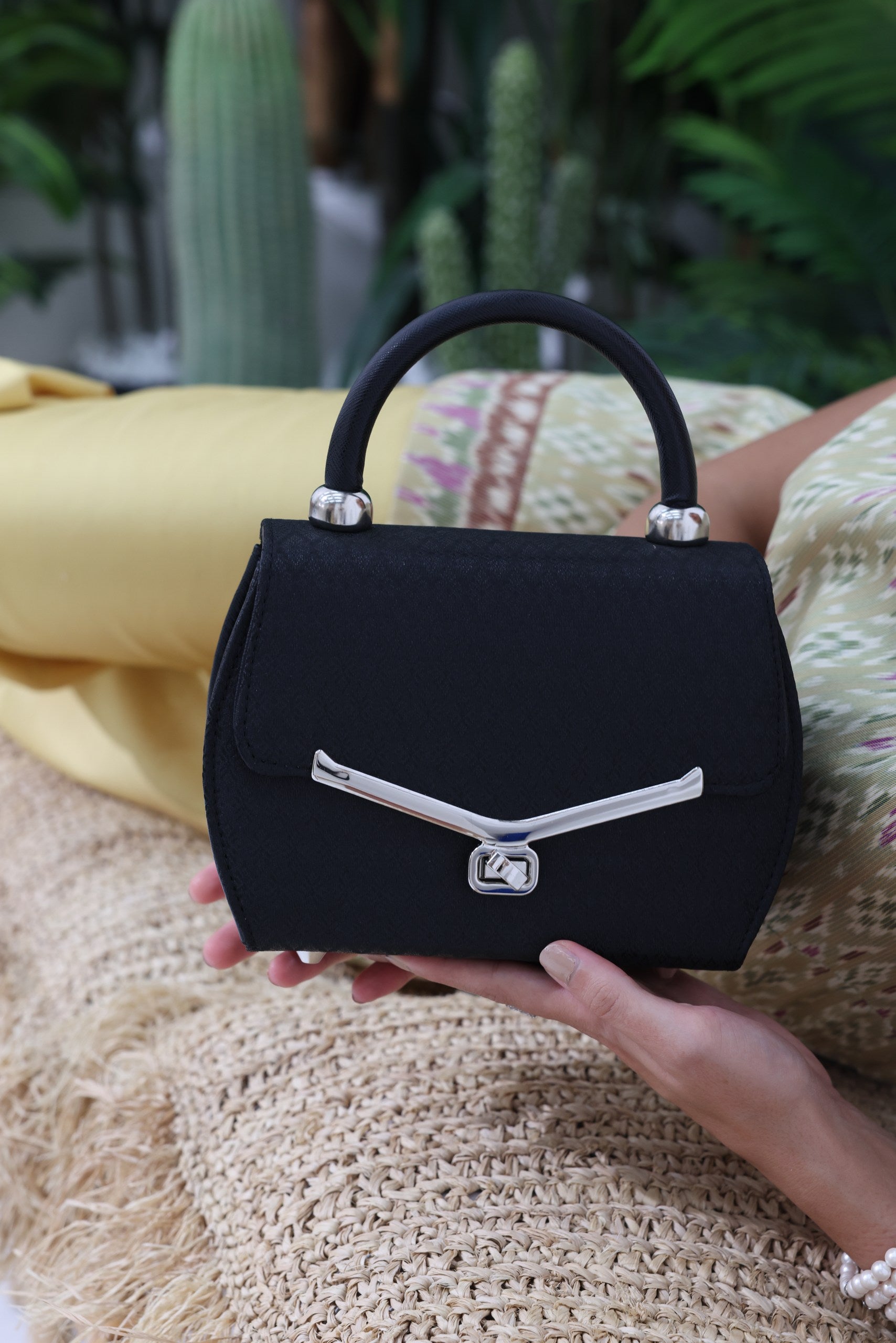 Loy Krathong Wristlet Bag (Black)