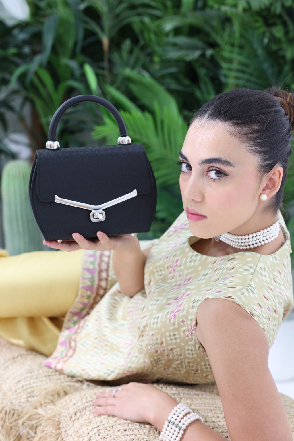 Loy Krathong Wristlet Bag (Black)