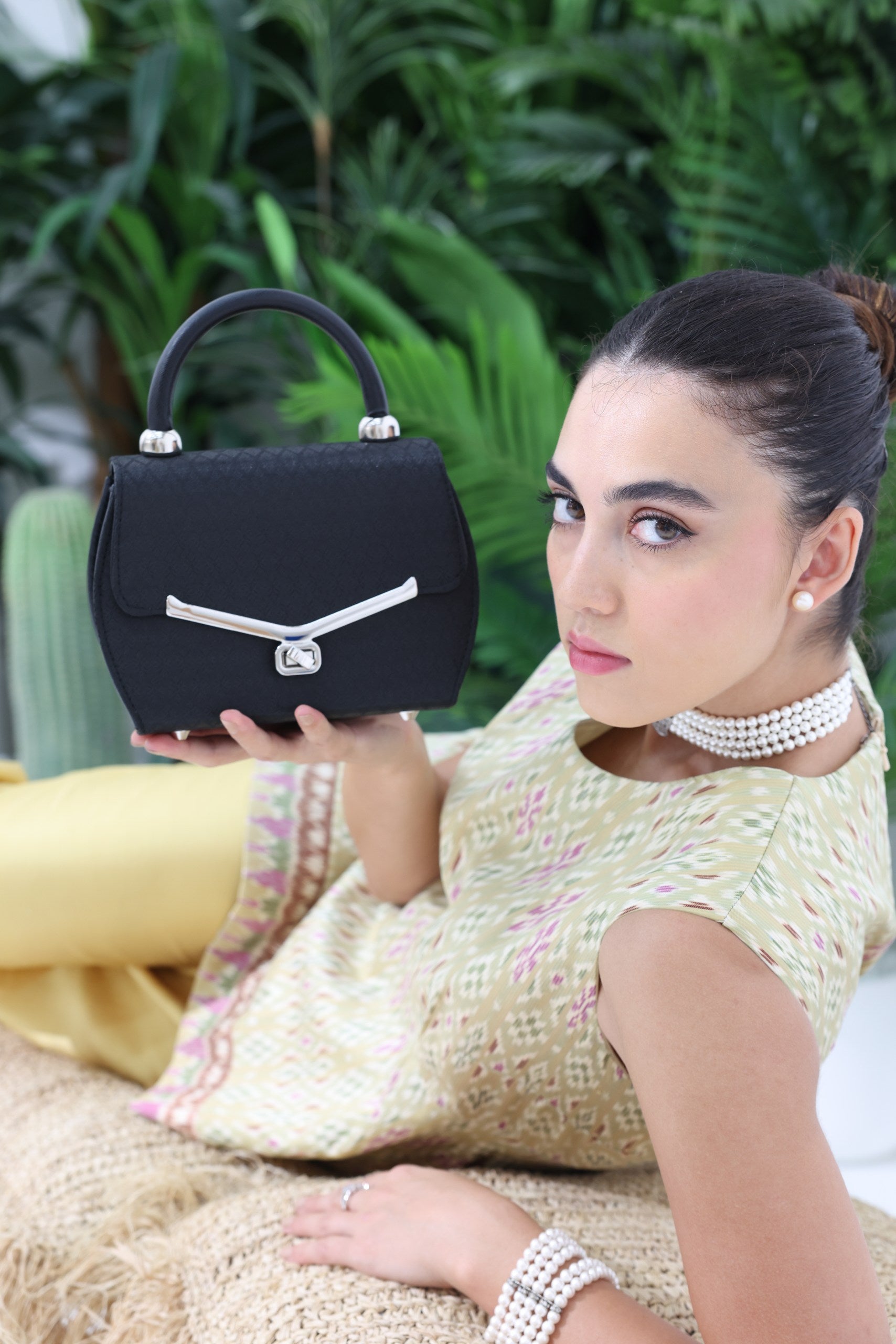 Loy Krathong Wristlet Bag (Black)