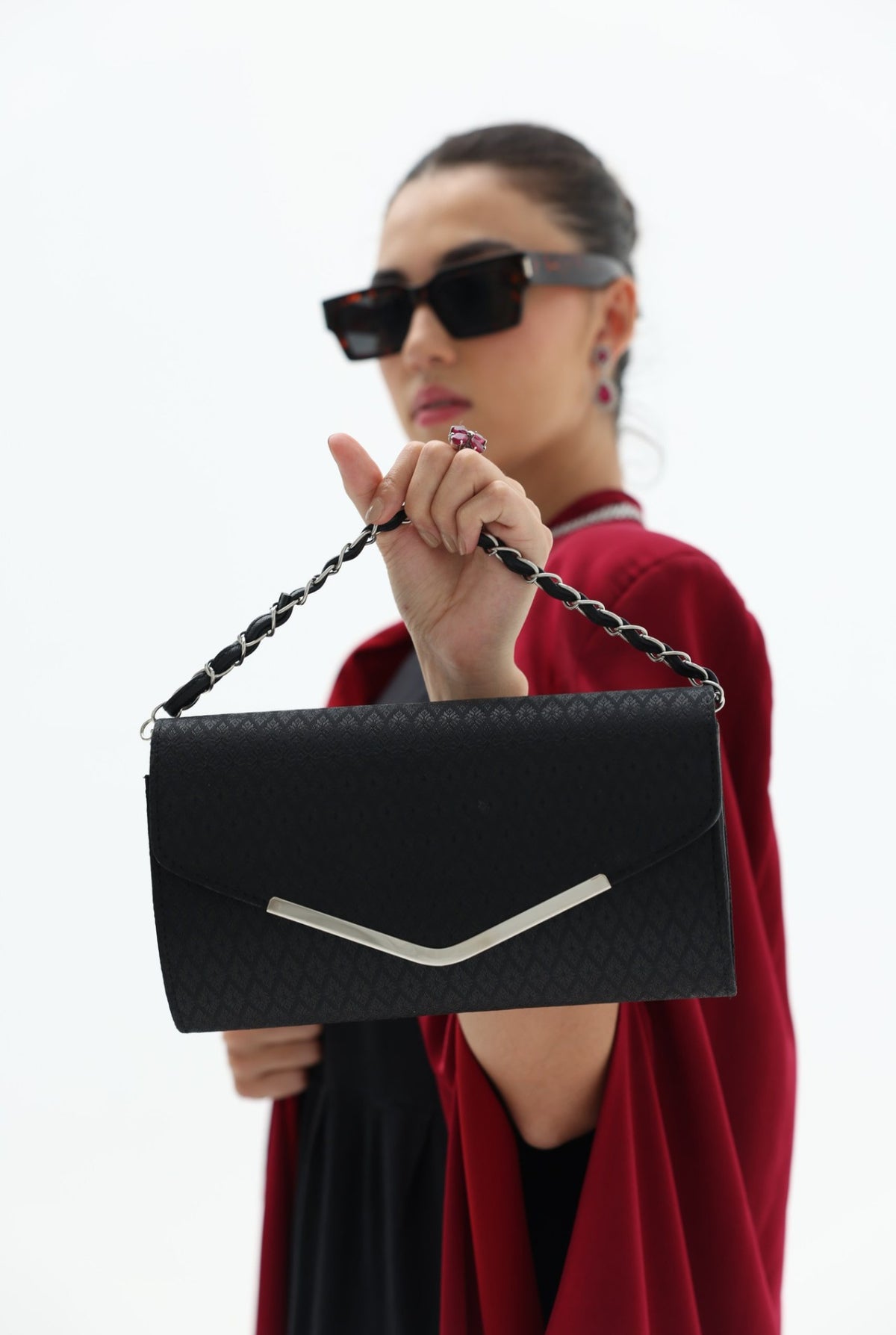 Mai Pouch Clutch (Black) - Handcrafted Authentic Thai Silk Crossbody Bag حقيبة كلتش "ไหม" سوداء - حرير ثايلندي أصلي متعدد الاستخدامات