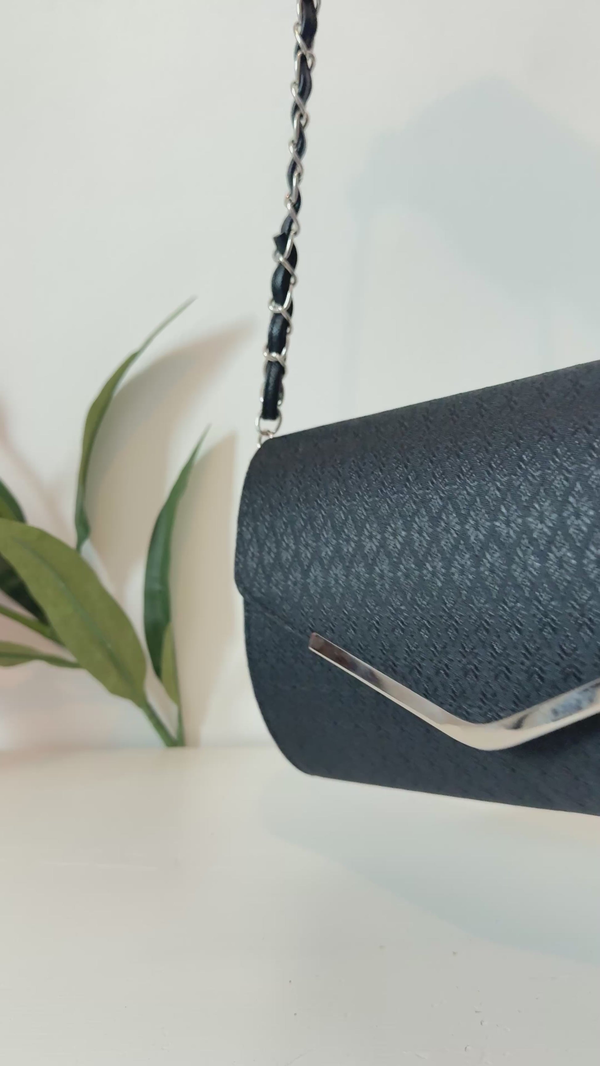 Mai Pouch Clutch (Black) - Handcrafted Authentic Thai Silk Crossbody Bag حقيبة كلتش "ไหม" سوداء - حرير ثايلندي أصلي متعدد الاستخدامات