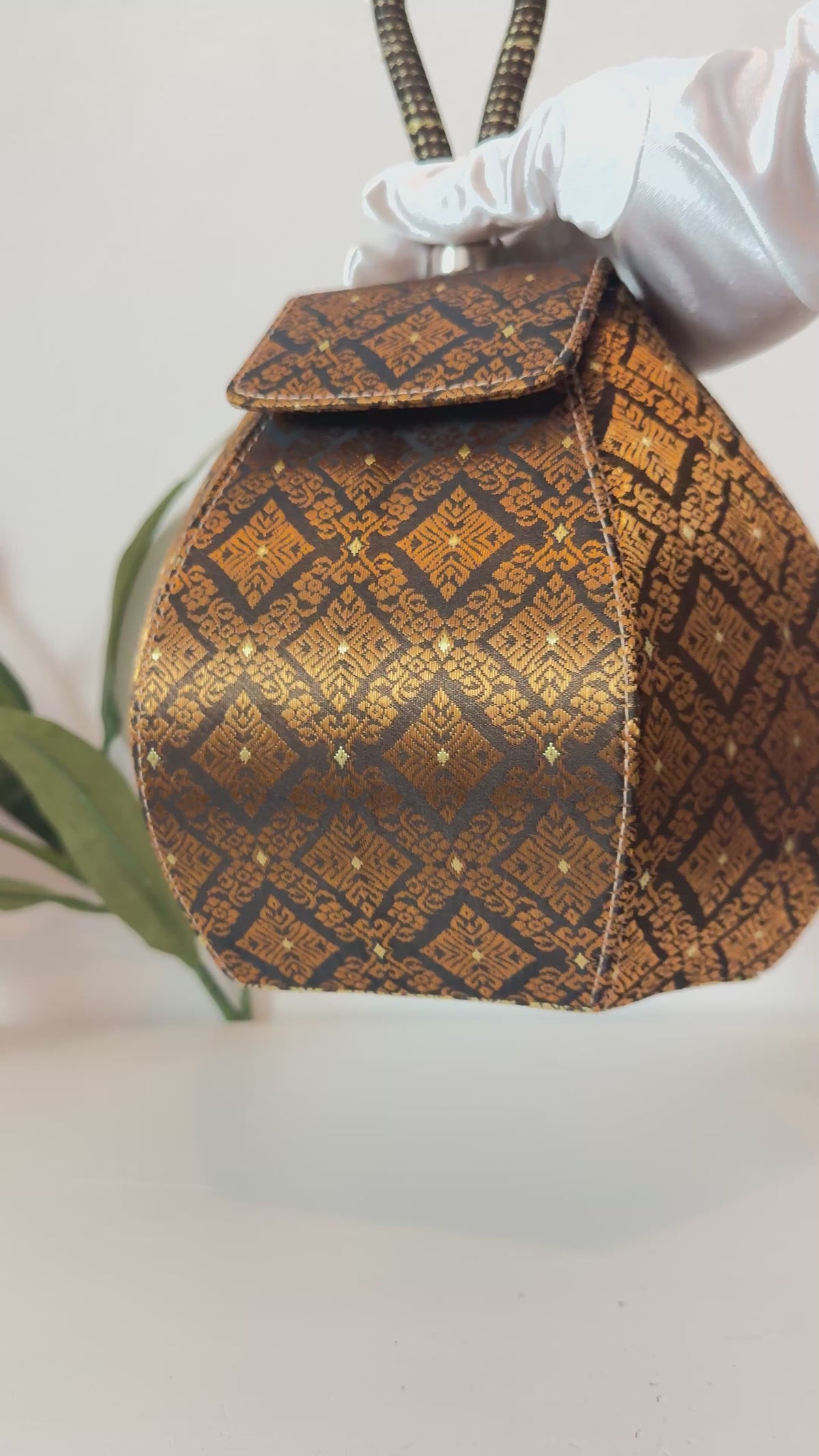 Chada Bucket Bag (Bronze) - Authentic Thai Silk Luxury Gift Set حقيبة شادا برونزية - طقم هدايا فاخر من الحرير الثايلندي الأصلي